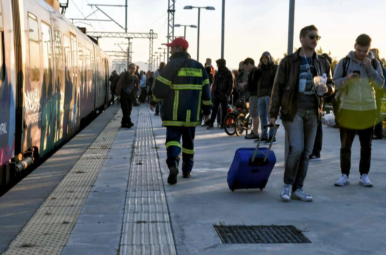 Φωτιά στους Αγίους Θεοδώρους: Διακοπή δρομολογίων της ΤΡΑΙΝΟΣΕ